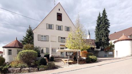 Für die Dorferneuerung Rettenbach soll nun ein Gesamtkonzept erarbeitet werden. Dazu zählen unter anderem die künftige Nutzung des Schlössle und des Vorplatzes sowie des Areals beim ehemaligen Gasthof zum Kreuz (rechts). 