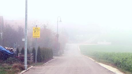 Im Dürrlauinger Ortsteil Mönstetten soll das Baugebiet Weiherweg nach Westen hin erweitert werden. Ein Schild weist auch auf spielende Kinder hin, nachdem dort angeblich oftmals zu schnell gefahren wird.  	