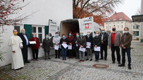 Das letzte Mal übergab der Ichenhauser Helferkreis dem Augsburger Diözesan-Caritasverband für dessen Auslandshilfe Pakete mit Textilwaren. Alle Helfer bekamen das Caritas-Ehrenzeichen in Gold als Zeichen der Anerkennung ihrer langjährigen Mitarbeit in der Caritas. 