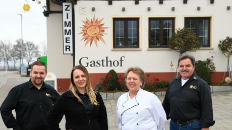 Direkt an der Durchgangsstraße in Röfingen liegt der Gasthof „Sonne“ der Familie Osterlehner. Die Kinder Dominik und Bettina führen den Gastronomiebetrieb von den Eltern Ingrid und Georg (von links) in die Zukunft. 	