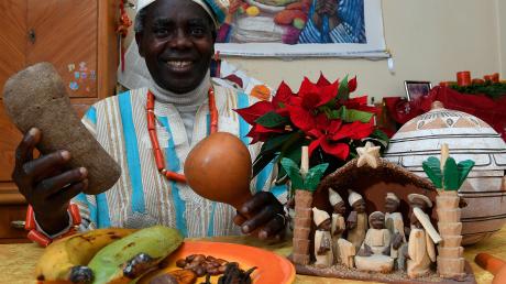 Der aus Nigeria stammende Paul Agbih vermischt an Weihnachten die nigerianische und schwäbische Feierkultur. Früher gab es traditionell Maniokwurzeln (in der linken Hand) und Essbananen zusammen mit Fleisch.  	