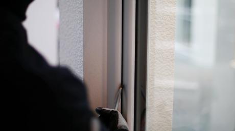 Über eine Terrassentür versuchten Einbrecher in ein Einfamilienhaus in Denzingen zu gelangen. Die Polizeiinspektion Günzburg bittet bei der Suche nach den bislang unbekannten Tätern um Mithilfe. 	