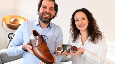 Linda Kramer und ihr Mann Dr. Deniz Sari aus Ettenbeuren haben im Nebenerwerb die Firma Remark Exclusive gegründet. Die beiden Ingenieure sehen einen Markt für exklusive Schnürsenkel aus nachhaltiger Produktion.  	