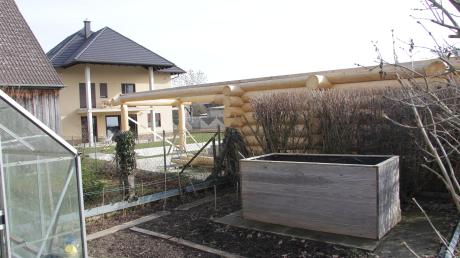 Im Burtenbacher Ortsteil Kemnat hat der nicht genehmigte Bau einer Blockhütte mit Sauna und eines Schwimmbades sowie ein gegenüber dem Antrag deutlich vergrößertes Wohnhaus (im Hintergrund) für Kritik gesorgt.  	