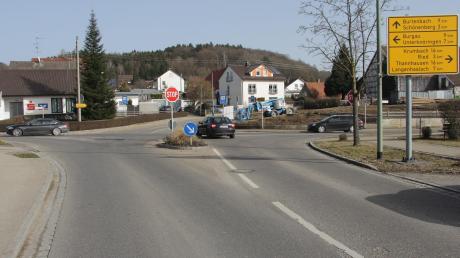 Ob oder wann ein Kreisverkehr an dieser unübersichtlichen Kreuzung im Kammeltaler Ortsteil Ettenbeuren kommt, blieb im Gemeinderat weiter offen. 	