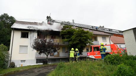 Im ersten Stock der Asylunterkunft in Reisensburg hat es am 15. Juni 2020 gebrannt – weil ein Bewohner in seinem Zimmer absichtlich ein Feuer gelegt hat. Ein Großaufgebot der Feuerwehr war vor Ort, um den Brand zu löschen und die mehr als 20 Bewohner zu retten. 	