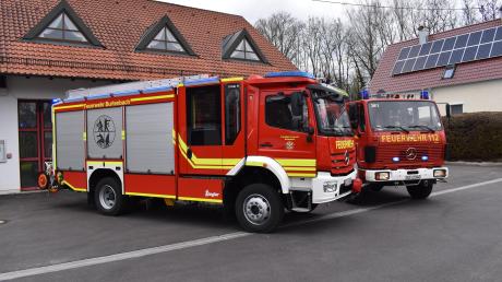Die Feuerwehr Burtenbach hat ein neues Löschfahrzeug bekommen (links) und das 33 Jahre alte bisherige Modell abgegeben. 	