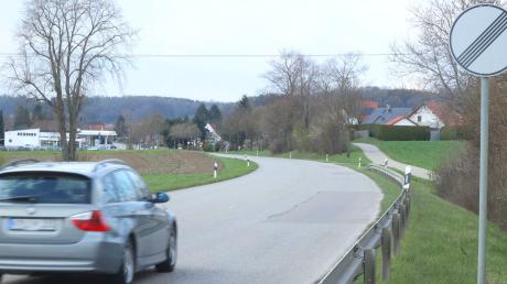 Erst 70, dann 100, dann wieder 50 – oder umgekehrt. Auch der Bereich zwischen der Einfahrt zum Gut Unterwaldbach bis zum Ortseingang von Röfingen soll künftig auf maximal 70 Stundenkilometer begrenzt sein. 	