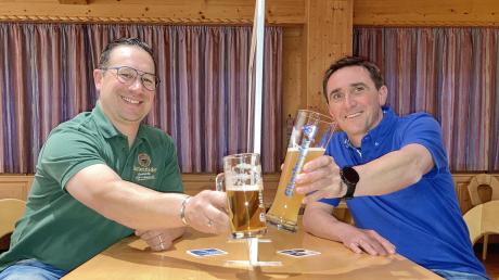 Ein kurzes Prosit am Rande der Hygiene-Trennscheibe: Martin Wörner (links) von der Schlossbrauerei Autenried und Georg L. Bucher (Radbrauerei Günzburg) werden die Bierverkostung am 25. April moderieren. 	