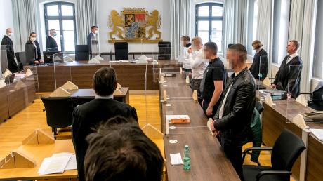 Am Montag sind die Urteile im Prozess gegen drei junge Männer aus dem Kreis Günzburg gefallen. Der Hauptangeklagte (zweite Reihe von rechts, am nächsten zum Richtertisch stehend) widerrief sein Geständnis. 