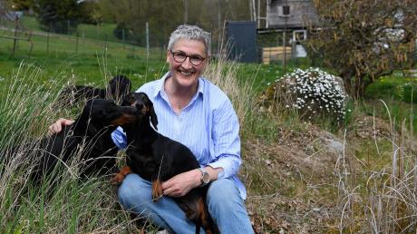 Doris Egger ist seit einem Jahr Bürgermeisterin in der Gemeinde Haldenwang. Sie hat nach 24 Jahren ihren männlichen Vorgänger abgelöst und war damit die erste Frau auf dieser Position. Ihre vier Hunde und der große Garten sind Ausgleich für Beruf und kommunales Ehrenamt.  	