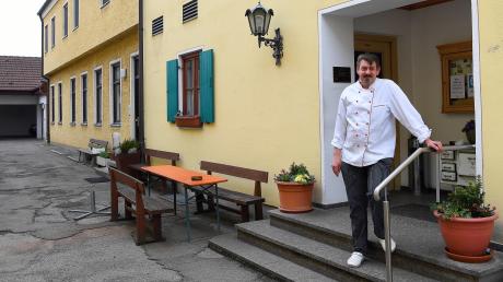 Franz Feuchtmayr ist Wirt und Inhaber des Gasthofs Zur Sonne in Jettingen. Noch sind die Möbel für die bald mögliche Außengastronomie bei einem Handwerker in Produktion. Er will im Innenhof seine Gäste bewirten. 	