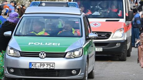 Polizei und Rettungsdienst waren gefordert beim Faschingsumzug in Offingen. 