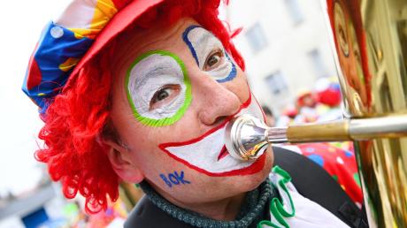 Kostüme für einen Clown oder einen Cowboy gibt es beim Faschingsmarkt in Westendorf.