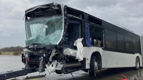 Nach einem Unfall auf dem Leipheimer Fliegerhorst mit drei beteiligten Bussen gibt es 17 verletzte Personen. 