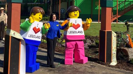 Geschäftsführerin Manuela Stone freut sich bei der Saisoneröffnung über den Start der neuen Legoland Waldabenteuer-Lodge.