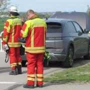 Die Feuerwehren Haldenwang und Röfingen und die Kreisbrandinspektion waren am Sonntag an der Hauptstraße im Einsatz.