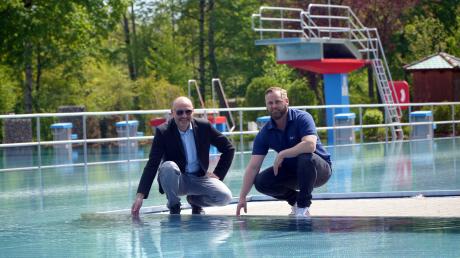 Die neue Waldbad-Saison steht in den Startlöchern: Stadtwerke-Vorstand Lothar Böck und Schwimmmeister Günter Münzing testen schon einmal die Wassertemperatur.