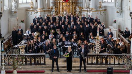 Mehr als 100 Musikerinnen und Musiker haben gemeinsam in der Burgauer Stadtpfarrkirche ein Konzert gegeben. 