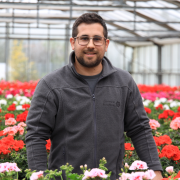 Zu besonderen Anlässen wie etwa dem Valentins- oder dem Muttertag werden häufig Blumen verschenkt. Thomas Opolka von der Gärtnerei Frischholz weiß, was hinter dem Verkaufsraum geschieht. 