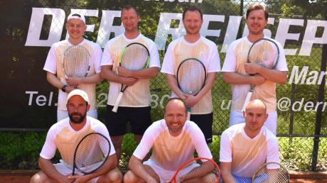 Die Tennis-Herren 30 des TC Reisensburg freuen sich über ihren ersten Saisonerfolg in der Landesliga 1.