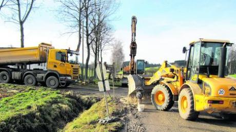 Von den staatlichen Konjunkturprogrammen profitieren neben den Kommunen auch die Baugeschäfte. Unser Foto zeigt eine Kanalbaustelle in Behlingen. Fotos: Hans Bosch