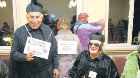 Ein Mann mit Segenshand: „Don Guiseppe“ Kränzle sucht eine Pfarrei – in Illertissen ist was frei. Oder sollte man Richard Groer (rechts) als Elvis-Priester nehmen? Die Pfarrhaushälterin (Heidi Ritsche Thoma) steht (verkehrt herum) bereit.  