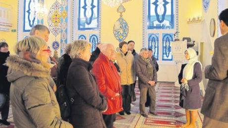Fatma Dogan (rechts) will den Besuchern in einer Moschee ihre Religion näher bringen. Während einer Informationsfahrt in der Region setzten sich die Teilnehmer mit Christentum, Judentum und Islam auseinander.  