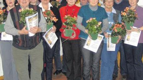 Vorsitzender Alfons Müller (Zweiter von rechts) überreichte den anwesenden Jubilaren beziehungsweise deren Frauen Ehrenurkunden und einen Blumengruß für deren 25-jährige Vereinstreue.  