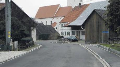 Nach Abschluss der Sanierung der Ortsdurchfahrt Kirchhaslach wird der neue Straßenverlauf im Frühjahr durch das Vermessungsamt abgemarkt. 