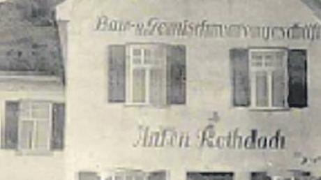 In diesem Haus in Oberschönegg (Bild links) eröffnete vor 100 Jahren Anton Rothdach ein Bauunternehmen, damals als Zwei-Mann-Betrieb. Heute beschäftigt das Babenhauser Familienunternehmen 60 Mitarbeiter (rechts).  