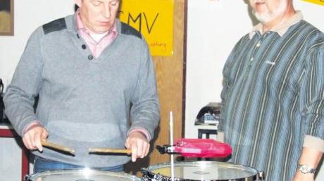 Ein Paar Timbales sind neben einem Marimbafon ein Geschenk des Fördervereins „Freunde der Musikschule.“ Lehrer Anton Vogel probiert sie gleich aus. Der Leiter der Musikschule Ralf Hoffmann (rechts) freut sich über den instrumentellen Zuwachs.  