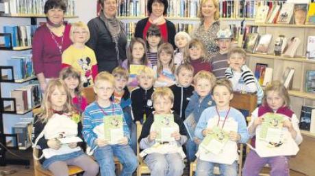 Acht Mädchen und Buben des Kindergartens Oberroth sowie die Erstklässler der örtlichen Grundschule freuen sich über ihren „Bibliotheksführerschein“.  