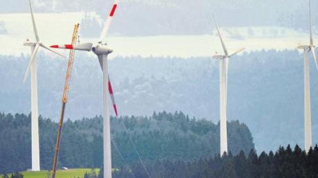 Riesige Windräder sollen für umweltfreundliche Stromerzeugung sorgen: Im Gebiet des Regionalverbands Donau-Iller, zu dem auch die Landkreise Neu-Ulm und Unterallgäu gehören, sollen Windkraft-Anlagen bevorzugt ausgebaut werden, fordert Landrat Hans-Joachim Weirather als Verbandsvorsitzender.  