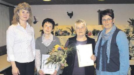 Bürgermeisterin Gabriele Janowsky (links) und Vorsitzende Martina Weber (rechts) gratulierten die Geehrten Emmi Keller (Zweite von links) und Inge Kolb.  