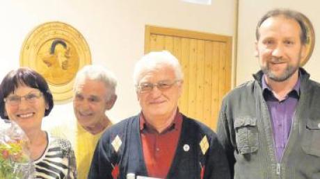 Maria-Luise Zenker und Anton Müller (Zweiter von rechts) wurden für ihre langjährige Treue zum Verein von dem Ersten Vorsitzenden Erich Traub (ganz rechts) und dem Zweiten Vorsitzenden Manfred Mayer geehrt.  