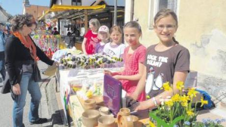 Auch die Schüler der Klasse 4b (im Bild von links Rosina, Leonie, Luca, Jacqueline und Manuela) waren beim Frühlingsmarkt in Illereichen vertreten.  