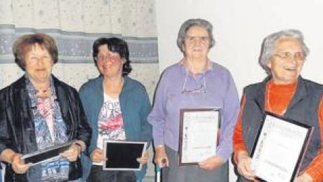 Für 25 Jahre Mitgliedschaft erhielten die Ehrennadel in Silber (von links) Renate Diebolder, Elisabeth Kehrer, Ottielie Axmann und Christine Jaut.  