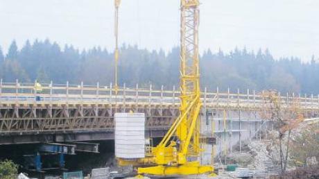 Auf der A7 Richtung Füssen wird die Brücke über den Illerkanal zurzeit saniert. Nun ist die Brücke in einer Fahrtrichtung fertiggestellt. Ab Mai erfolgt die Sanierung der Gegenrichtung.  