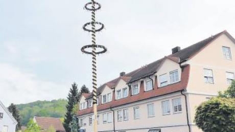 Nach über 20 Jahren hat Altenstadt wieder einen eigenen Maibaum und feiert dies auch gebührend. Er wurde am Hermann-Rose-Platz aufgestellt.  