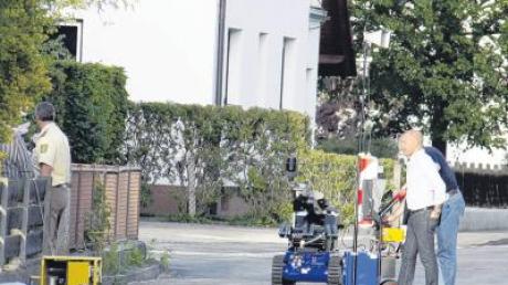 Mit diesem kleinen blauen Roboter untersuchte die Polizei am Montag in Dietenheim eine Wohnung, in der Sprengfallen vermutet wurden. Tatsächlich lagerten dort diverse gefährliche Gegenstände.  