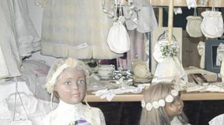 Alte Kleider zu feierlichen Anlässen sind im Puppenmuseum zu sehen.  