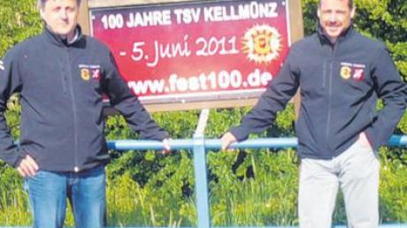 TSV Vorsitzender Manfred Funke (links) und sein Stellvertreter Dietmar Botzenhart präsentieren die Einladung zum 100-jährigen Bestehen. 