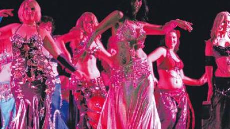 Bei der Benefiz-Tanzshow „Hüftschwung“, die das Publikum in ferne Länder entführte, wurden 2000 Euro für den Bau einer Schule in Kenia gespendet.  