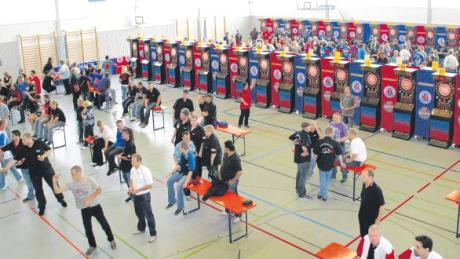 Da war was los! Rund 500 Spieler pro Tag kämpften bei den deutschen E-Dart-Meisterschaften an den 84 Automaten, die in der Turnhalle des ASV Bellenberg aufgebaut waren.  