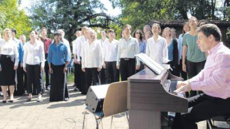 Die Sänger der St.-Lukas-Gemeinde gestalteten im Garten des evangelischen Gemeindehauses einen mitreißenden Gottesdienst. 
