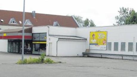 Der Supermarkt an der Krumbacher Straße wird abgerissen. Dort soll ein neuer Lebensmittel- und Drogeriemarkt entstehen.  
