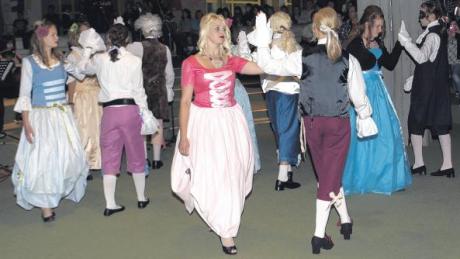 Den Abschluss der umfangreichen und erfolgreichen Babenhauser Kulturtage bestritten Schüler der Real- und Mittelschule. Mit einer Tanzvorführung setzten barock gekleidete Paare dabei auch optische Farbtupfer. 