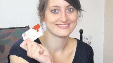 Laura Pröller mit ihrer DKMS-Spenderkarte. Vergangene Woche hat sie Knochenmark an einen Patienten gespendet.  