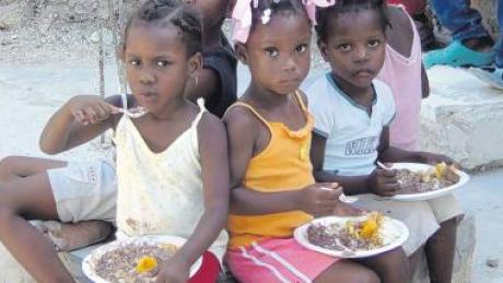 Dank der Suppenküche „Feed a Child“ können 30 bis 40 Kinder auf Haiti täglich in friedlicher Umgebung essen und spielen.  